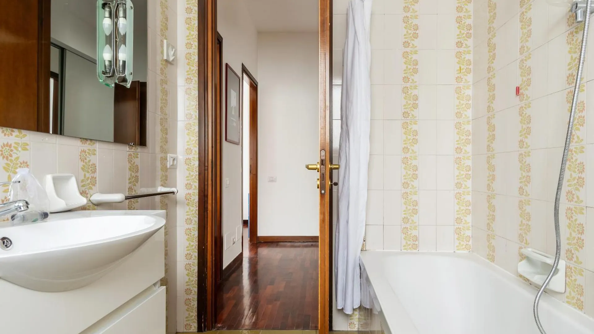 Wonderful Three-Room Apartment Just Few Minutes Away From Mm Tricolore Milan Italie
